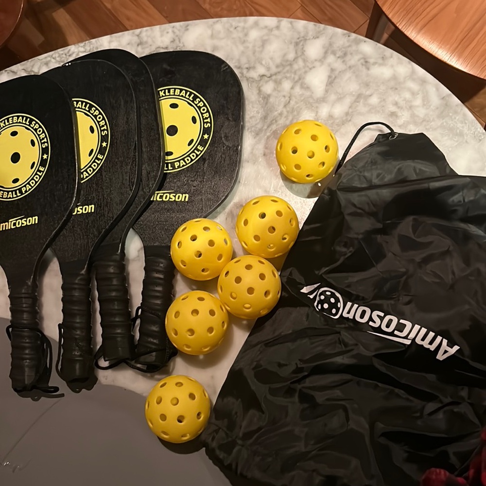 Pickleball set, 4 racquets and 6 balls never used